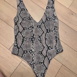 Babaton Snake Print V-Neck Bodysuit - Black & Gray
